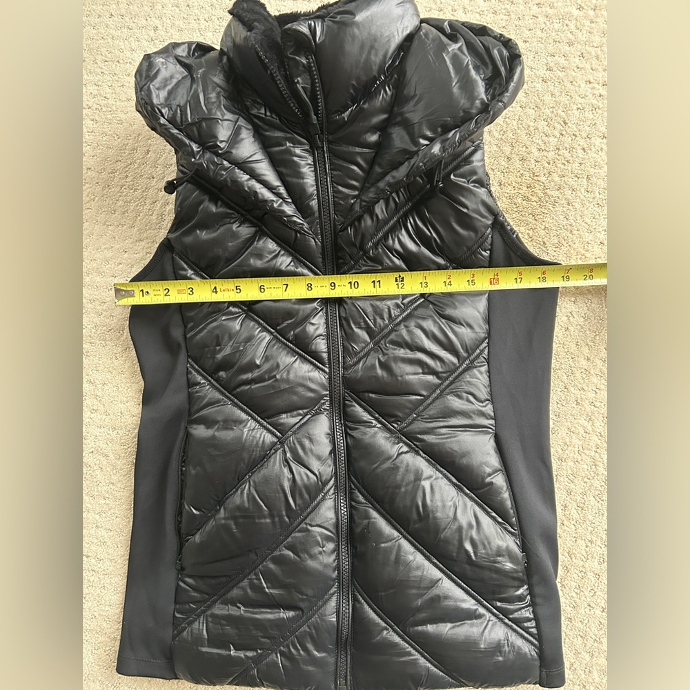 Women's Black Quilted Vest with Faux Fur Neckline - Picture 7 of 8